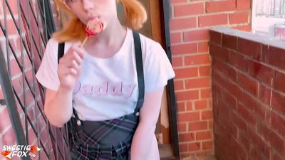 Schoolmeisje zuigt haar lul diep en neukt in plaats van lessen