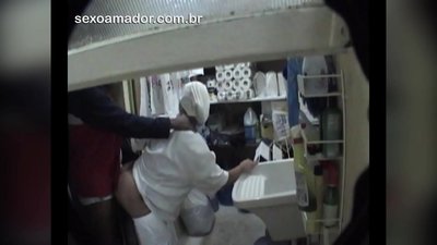 Motoboy heeft seks met schoonmaakster in restaurant tussen leveringen