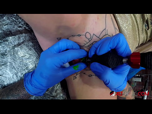 ❤️ Extreem getatoeëerde hottie Sully Savage kreeg een tatoeage op haar clitoris ❤ Anal video at nl.assistdoctor23.ru ❤